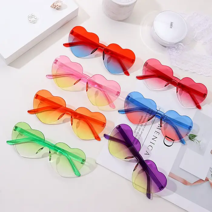 Lunettes de soleil colorées en forme de cœur