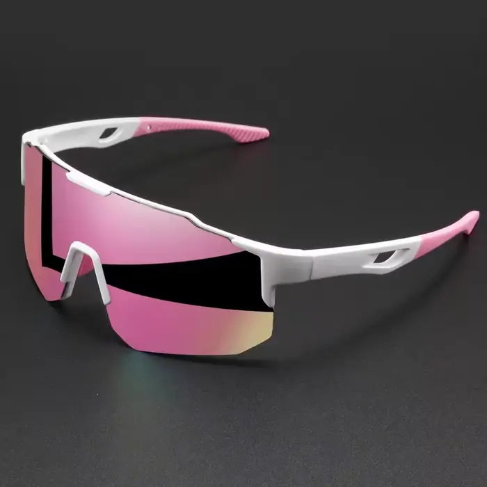 Des lunettes tendance à monture en plastique monobloc
