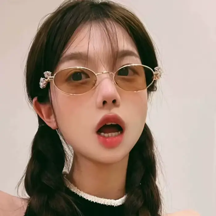 Lunettes de soleil ovales tendance avec strass