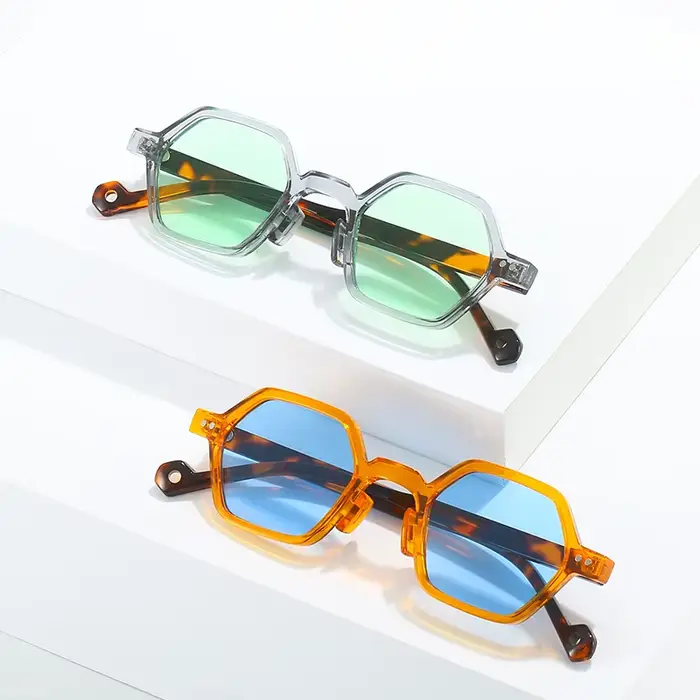 Lunettes de soleil hexagonales à petite monture irrégulière