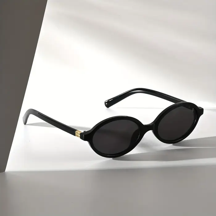 Une paire de lunettes PC ovales rétro pour hommes et femmes, conçues pour les visages fins, polyvalentes pour diverses scènes intérieures.