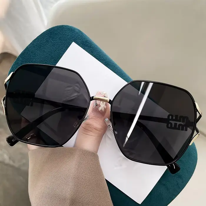 Nouvelle mode 2025 lunettes de soleil femmes marque de luxe lettres Anti lumière forte Vintage grand