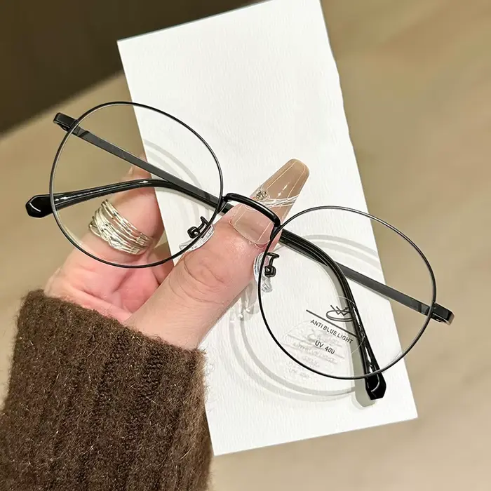Lunettes à petite monture ovale en fil d'or littéraire
