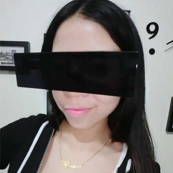 Lunettes de soleil rectangulaires en barre noire, une pièce