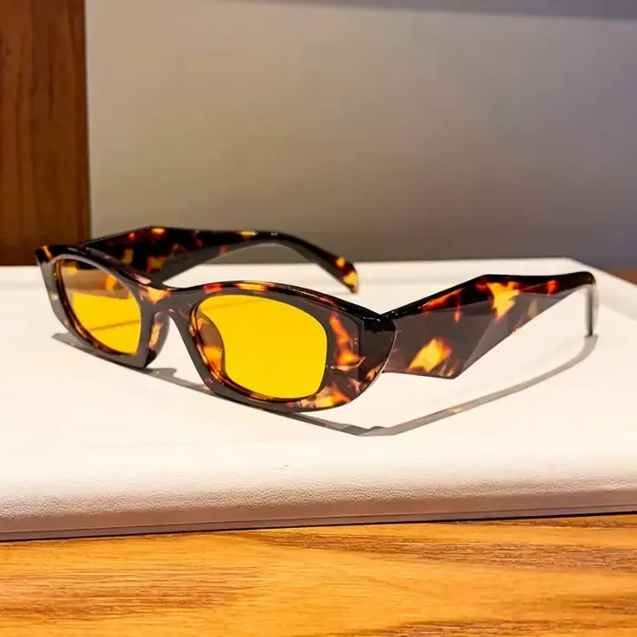 Lunettes de soleil tendance pour femme, nouveau style rétro ovale à monture large, cool et stylées,