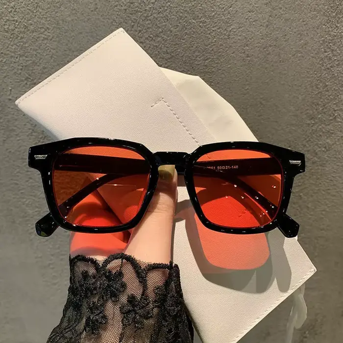 Lunettes de soleil rétro carrées pour femme, monture bleue miroir, rivets rouges, style designer vin