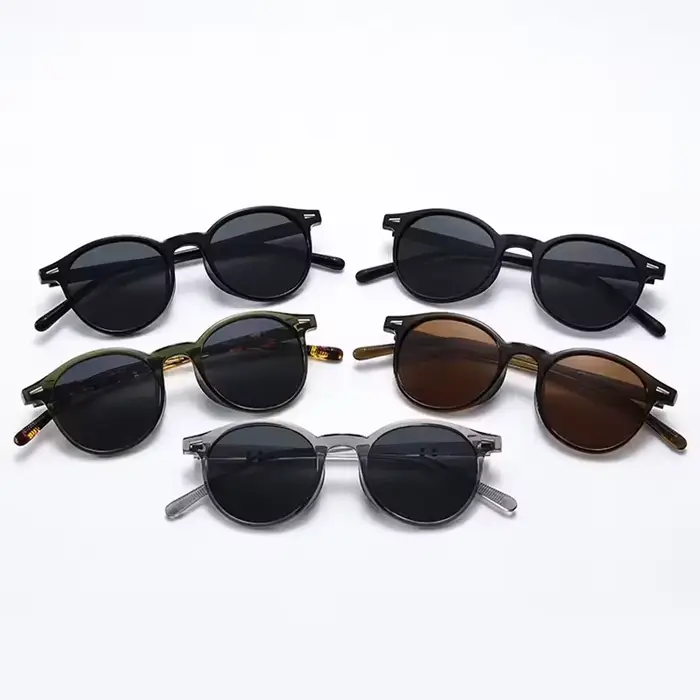 Une paire de lunettes de soleil rétro à monture ronde
