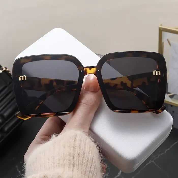 Lunettes de soleil carrées classiques à grand cadre pour hommes et femmes