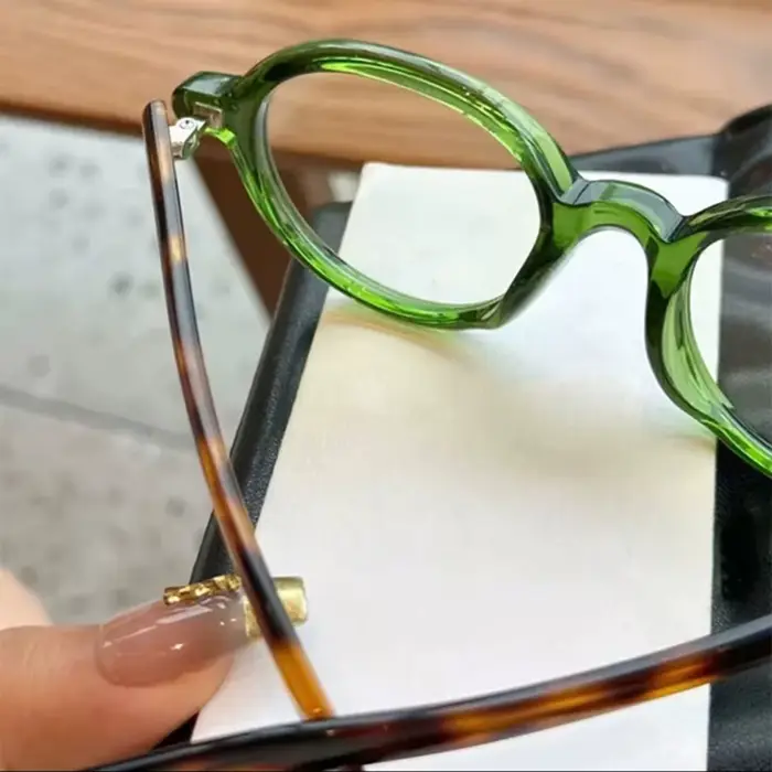 Les nouvelles lunettes à petite monture Nerdy en écaille de tortue caractéristiques un cadre et un temple de lumière