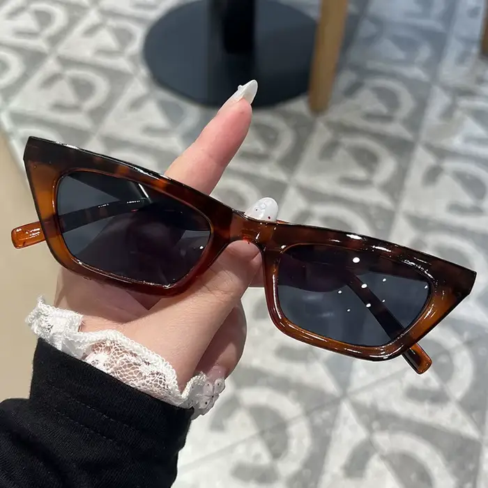 Lunettes de soleil en forme d'oeil de chat
