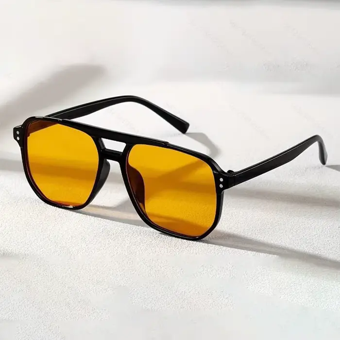 Lunettes de soleil rétro à double pont avec verres ambrés – Monture noire