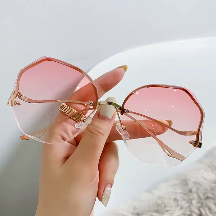 Lunettes de soleil carrées vintage en métal UV400 pour femmes, lunettes de soleil design pour femmes