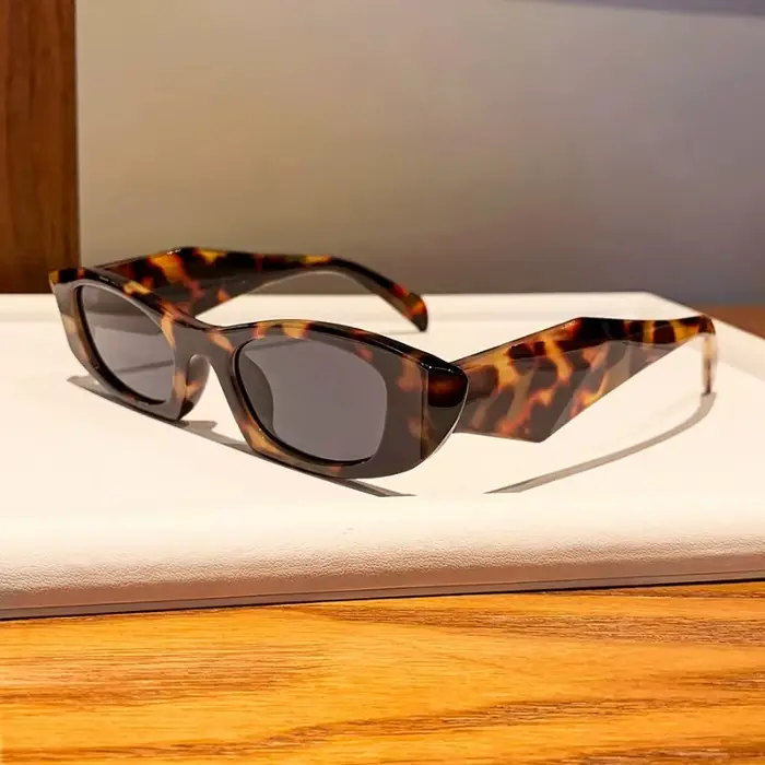 Lunettes de soleil tendance pour femme, nouveau style rétro ovale à monture large, pour un look cool et branché, style urbain pour fille branchée
