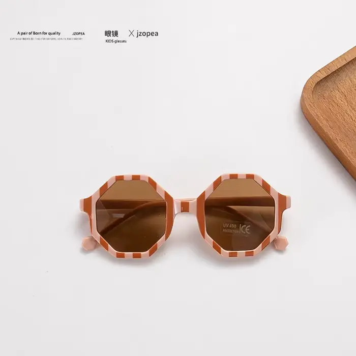 Lunettes de soleil à la mode pour enfants avec plusieurs lunettes de soleil pour bébé, tandis que le