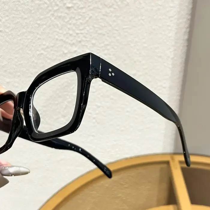 Lunettes rectangulaires à grande monture