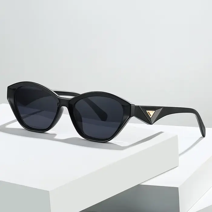 Lunettes à monture cool avec un contour distinctif. La forme géométrique unique