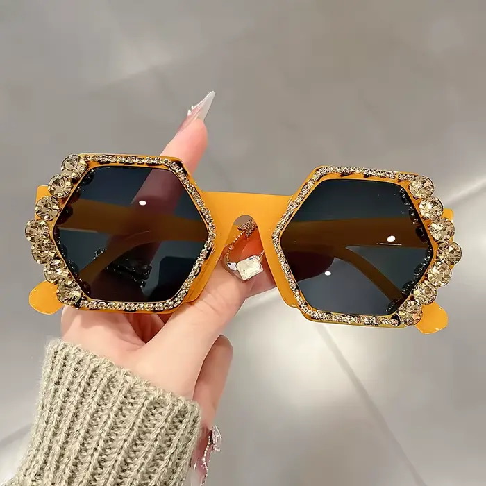 Lunettes de soleil blanches à monture hexagonale ornées de strass scintillants, verres violets dégra