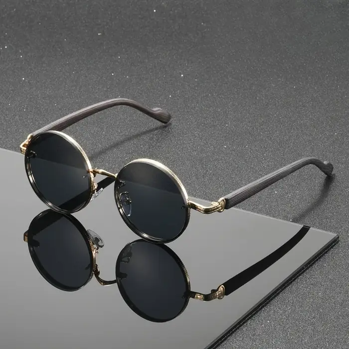 1 paire de lunettes de soleil UV rondes à monture complète, idéales pour l'extérieur et l'usage quotidien. Livré avec un chiffon de nettoyage et des coussinets de nez antidérapants.